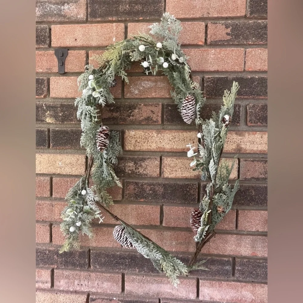 *Sparkle Cedar & White Berry Garland